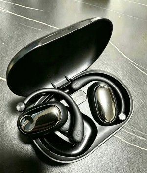 Black Wireless Earbuds Charging Case — Compact Portable Charging Box