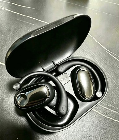 Black Wireless Earbuds Charging Case — Compact Portable Charging Box